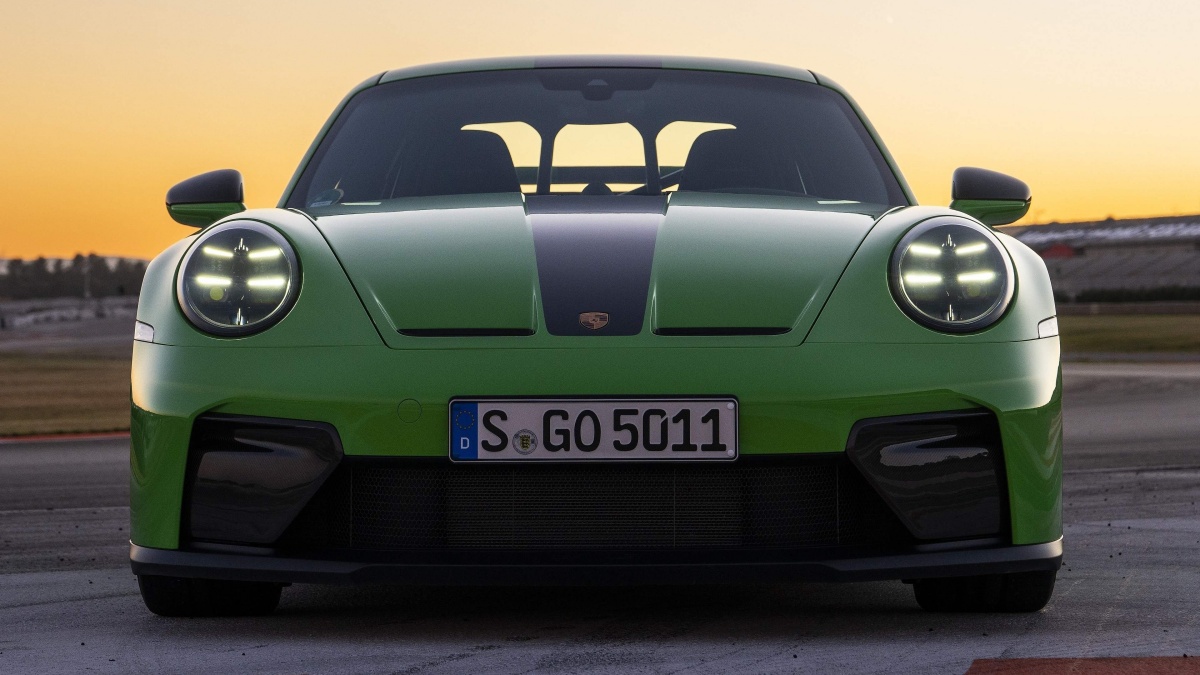연두색 포르쉐 911 GT3의 '정면' 사진이다.