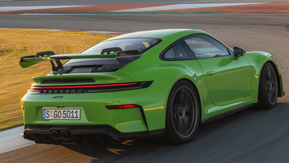연두색 포르쉐 911 GT3의 '후면'과 '측면' 사진이다.