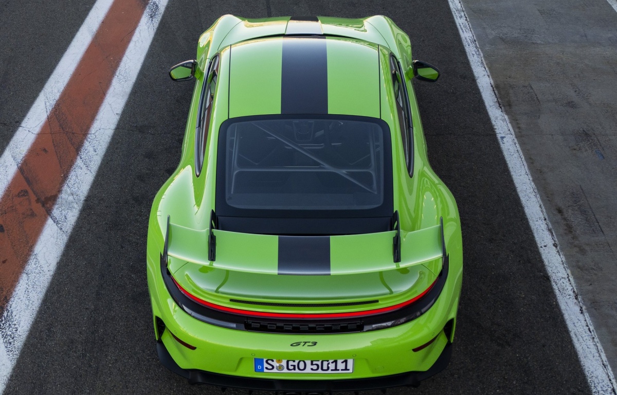 연두색 포르쉐 911 GT3의 '후면' 사진이다.