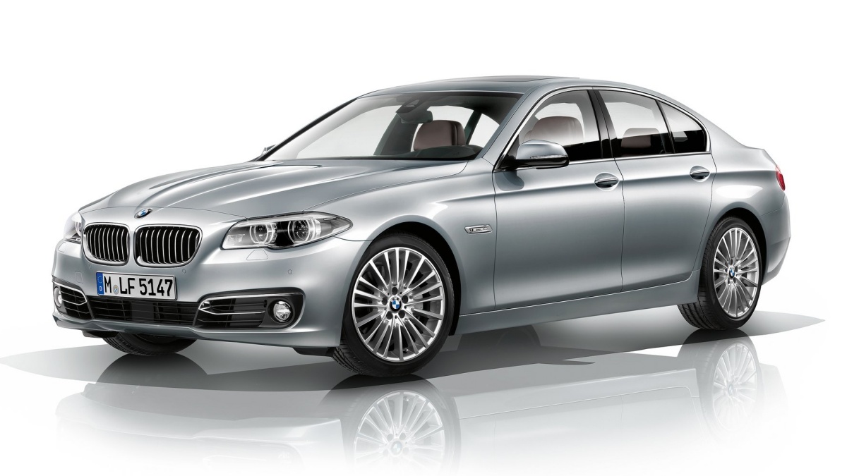 'BMW 뉴 5시리즈' 차량의 사진이다.