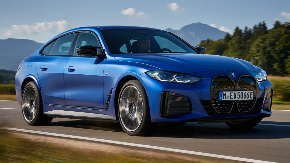 BMW i4의 '측면' 사진이다.