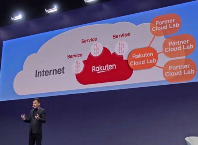 MWC 2019에서 'Rakuten 그룹의 회장', '미키타니 회장이 기조연설'하는 사진을 보여준다. 라쿠텐의 인터넷과 서비스에 대해 말하고 있는 모습이다.