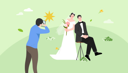 아이폰 스냅으로 웨딩 촬영을 하는 신혼부부가 있습니다. 신혼부부가 옷을 차려입은 채 포즈를 취하고 있고, 사진작가가 아이폰으로 촬영하고 있습니다.