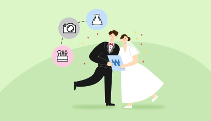 신랑, 신부가 양복과 드레스를 입고 원화(\)가 쓰인 종이를 들고 있습니다. 옆에는 스드메라 불리는 스튜디오, 드레스, 메이크업을 상징하는 아이콘이 있습니다.