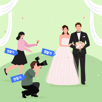 예비 신랑, 신부가 포즈를 취하며 웨딩 촬영을 하고 있습니다. 사진작가가 쪼그려 촬영하고 있고, 옆에는 한 여성이 꽃을 들고 있습니다. 인물과 드레스에 “정찰가”라고 쓰인 딱지가 붙어 있습니다.