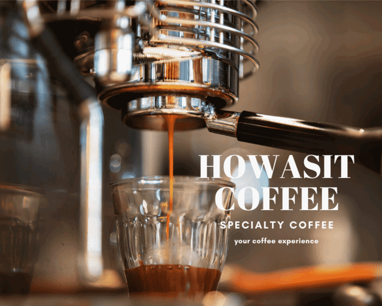 전통시장 중 하나인 광주 월곡시장에 있는 하워짓커피랩의 에스프레소 머신에서 커피가 유리잔에 추출되고 있다. 영문으로 HOWASIT COFFEE, SPECIALTY COFFEE, your coffee experience라는 문구가 함께 적혀있다.