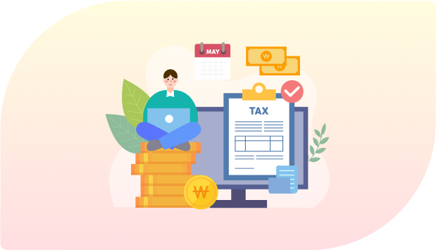2025년 종합소득세를 드러내는 지폐, 동전, tax라고 적힌 서류, 모니터, 5월 달력이 있다. 왼쪽에는 금화에 앉아 노트북을 무릎에 올린 사람이 있다.