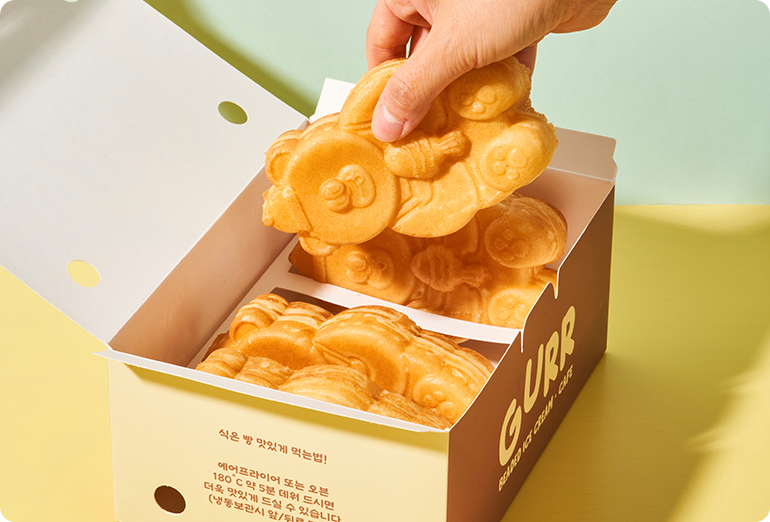 구르르 곰돌이빵 사진으로 상자에서 곰돌이빵을 꺼내고 있다.